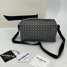 바오바오 이세이미야케 지오메트릭 새들 크로스백