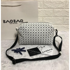 바오바오 이세이미야케 지오메트릭 새들 크로스백