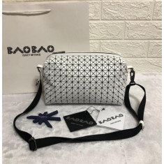 바오바오 이세이미야케 지오메트릭 새들 크로스백