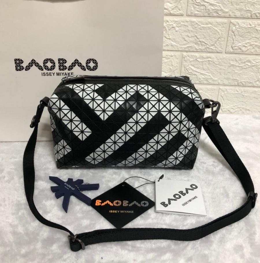 바오바오 이세이미야케 지오메트릭 새들 크로스백