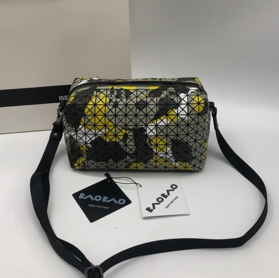 바오바오 이세이미야케 지오메트릭 새들 크로스백