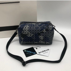 바오바오 이세이미야케 지오메트릭 새들 크로스백