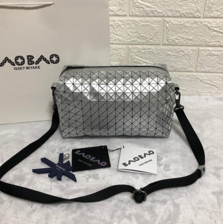 바오바오 이세이미야케 지오메트릭 새들 크로스백