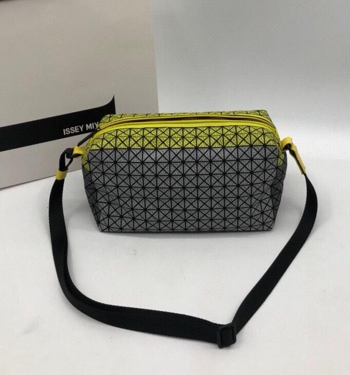 바오바오 이세이미야케 지오메트릭 새들 크로스백