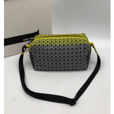 바오바오 이세이미야케 지오메트릭 새들 크로스백