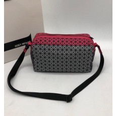 바오바오 이세이미야케 지오메트릭 새들 크로스백