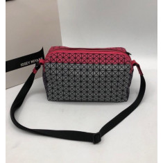 바오바오 이세이미야케 지오메트릭 새들 크로스백