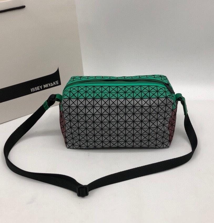 바오바오 이세이미야케 지오메트릭 새들 크로스백