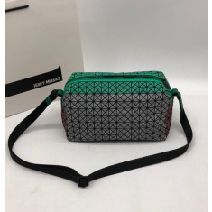 바오바오 이세이미야케 지오메트릭 새들 크로스백