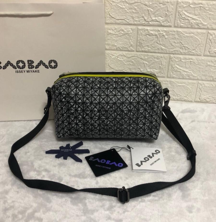 바오바오 이세이미야케 지오메트릭 새들 크로스백