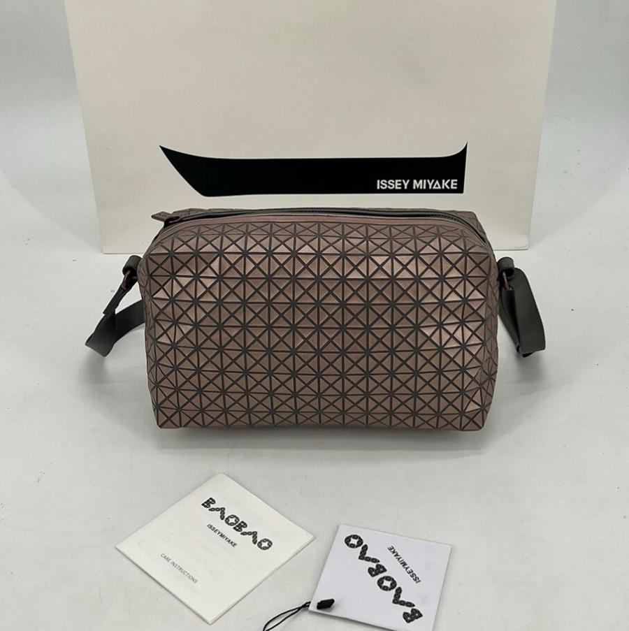 바오바오 이세이미야케 지오메트릭 새들 크로스백