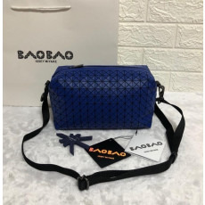 바오바오 이세이미야케 지오메트릭 새들 크로스백
