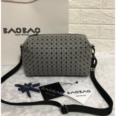 바오바오 이세이미야케 지오메트릭 새들 크로스백