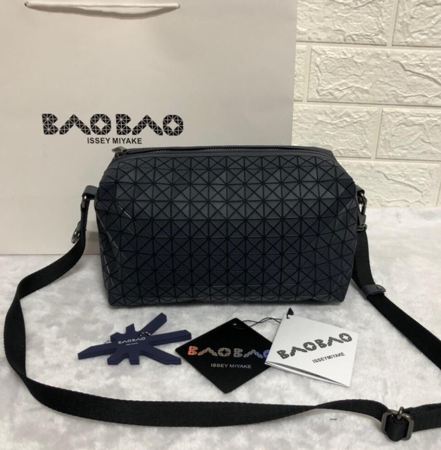 바오바오 이세이미야케 지오메트릭 새들 크로스백