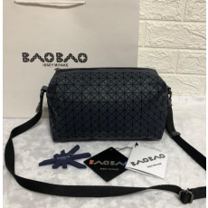 바오바오 이세이미야케 지오메트릭 새들 크로스백