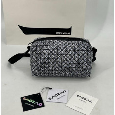 바오바오 이세이미야케 지오메트릭 새들 크로스백