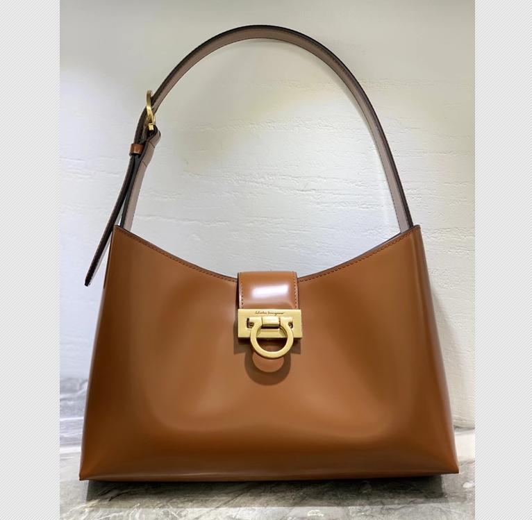 페라가모 트리폴리오 간치니 호보백 30cm