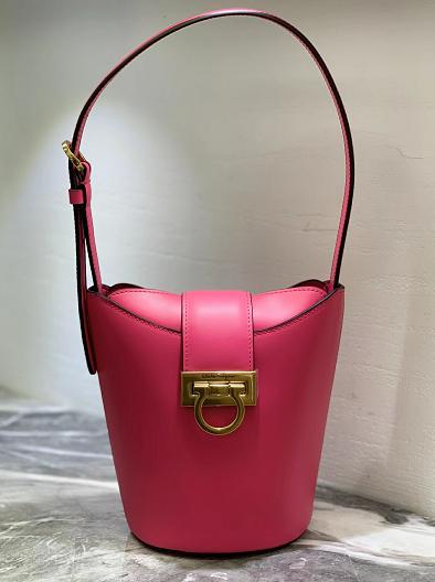 페라가모 간치니 트리폴리오 미니 버킷백 211194 13cm