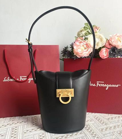 페라가모 간치니 트리폴리오 미니 버킷백 211194 13cm