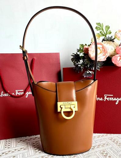 페라가모 간치니 트리폴리오 미니 버킷백 211194 13cm