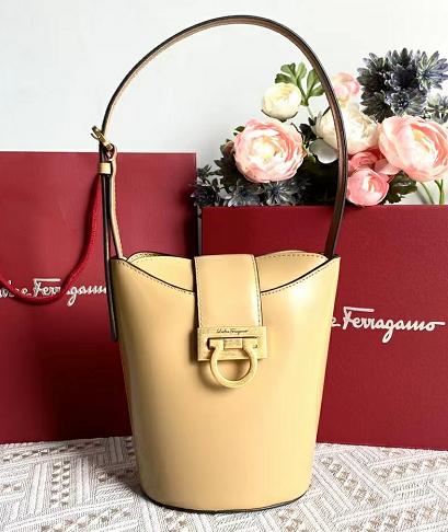 페라가모 간치니 트리폴리오 미니 버킷백 211194 13cm