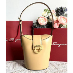 페라가모 간치니 트리폴리오 미니 버킷백 211194 13cm