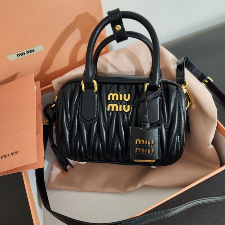 미우미우 아르카디 마테라쎄 가죽백 (국내배송)