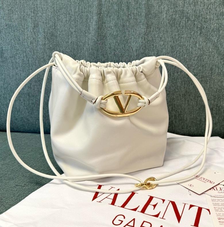발렌티노 가라바니 V로고 미몬트 버킷 크로스백