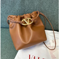 발렌티노 가라바니 V로고 미몬트 버킷 크로스백