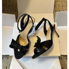 디올 어디오러블 리본 진주 로고 샌들