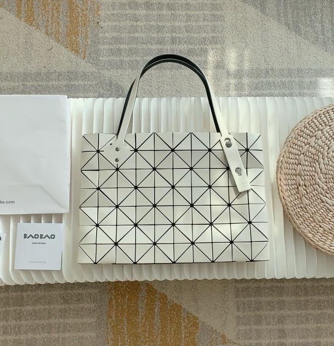 바오바오 25SS 이세이 미야케 락 매트 토트백(아이보리) 25cm 40cm