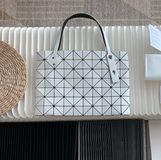 바오바오 25SS 이세이 미야케 락 매트 토트백(화이트) 25cm 40cm