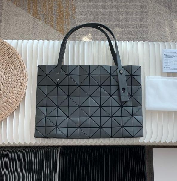 바오바오 25SS 이세이 미야케 락 매트 토트백(무광다크그레이) 25cm 40cm