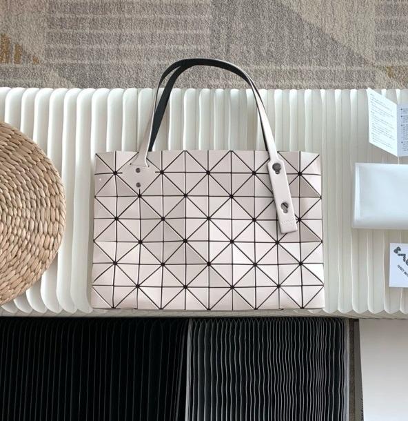 바오바오 25SS 이세이 미야케 락 매트 토트백(무광베이지) 25cm 40cm