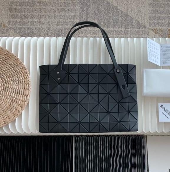 바오바오 25SS 이세이 미야케 락 매트 토트백(무광블랙) 25cm 40cm