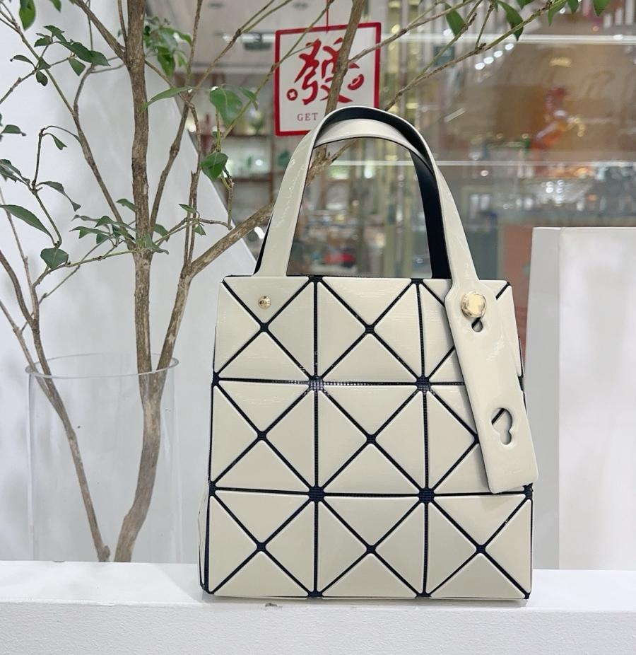 바오바오 루센트 박시 토트백 17cm 23cm