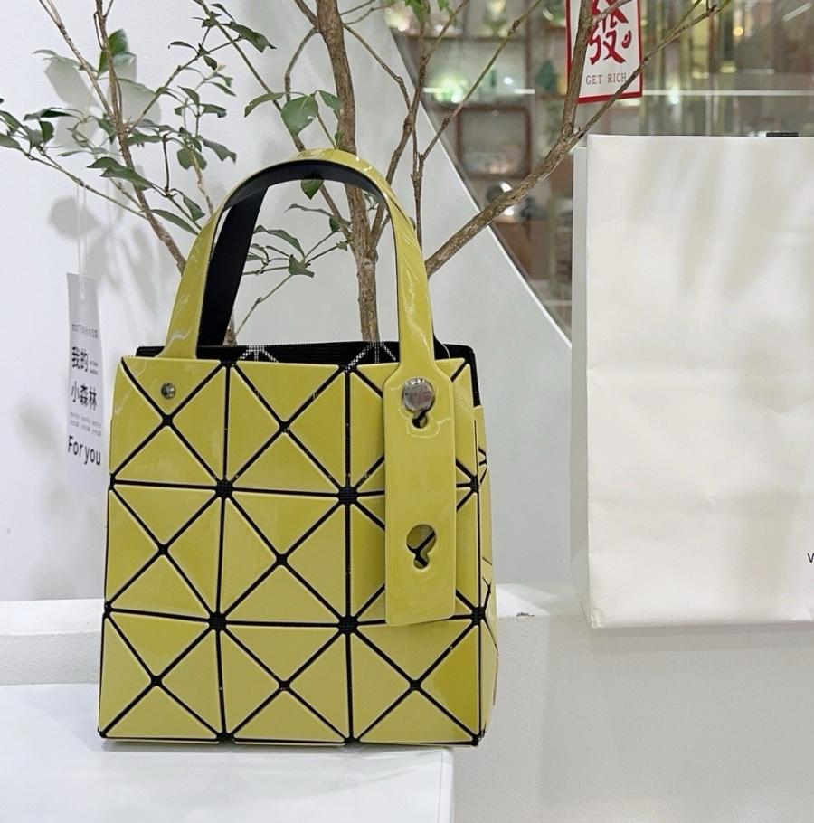바오바오 루센트 박시 토트백 17cm 23cm