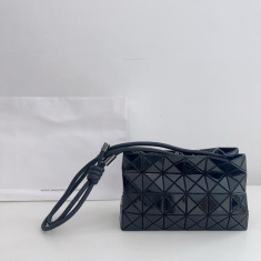 바오바오 루프 메탈릭 숄더백(유광블랙) 23.5cm