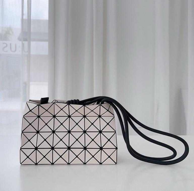 바오바오 루프 메탈릭 숄더백(유광베이지) 23.5cm