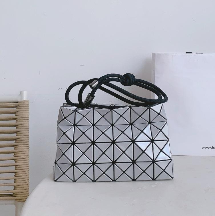 바오바오 루프 메탈릭 숄더백(실버) 23.5cm