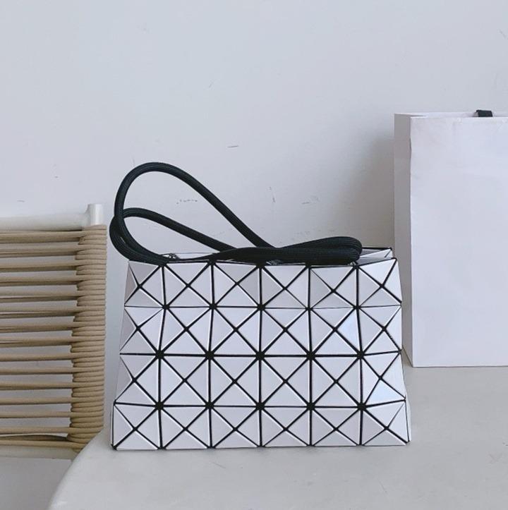 바오바오 루프 메탈릭 숄더백(화이트) 23.5cm