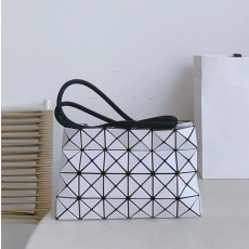 바오바오 루프 메탈릭 숄더백(화이트) 23.5cm