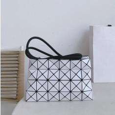 바오바오 루프 메탈릭 숄더백(화이트) 23.5cm