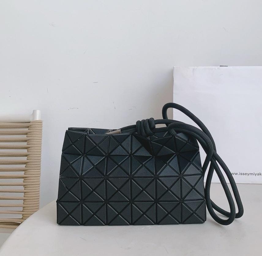 바오바오 루프 메탈릭 숄더백(무광블랙) 23.5cm