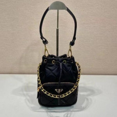 프라다 리나일론 퀼팅 버킷백