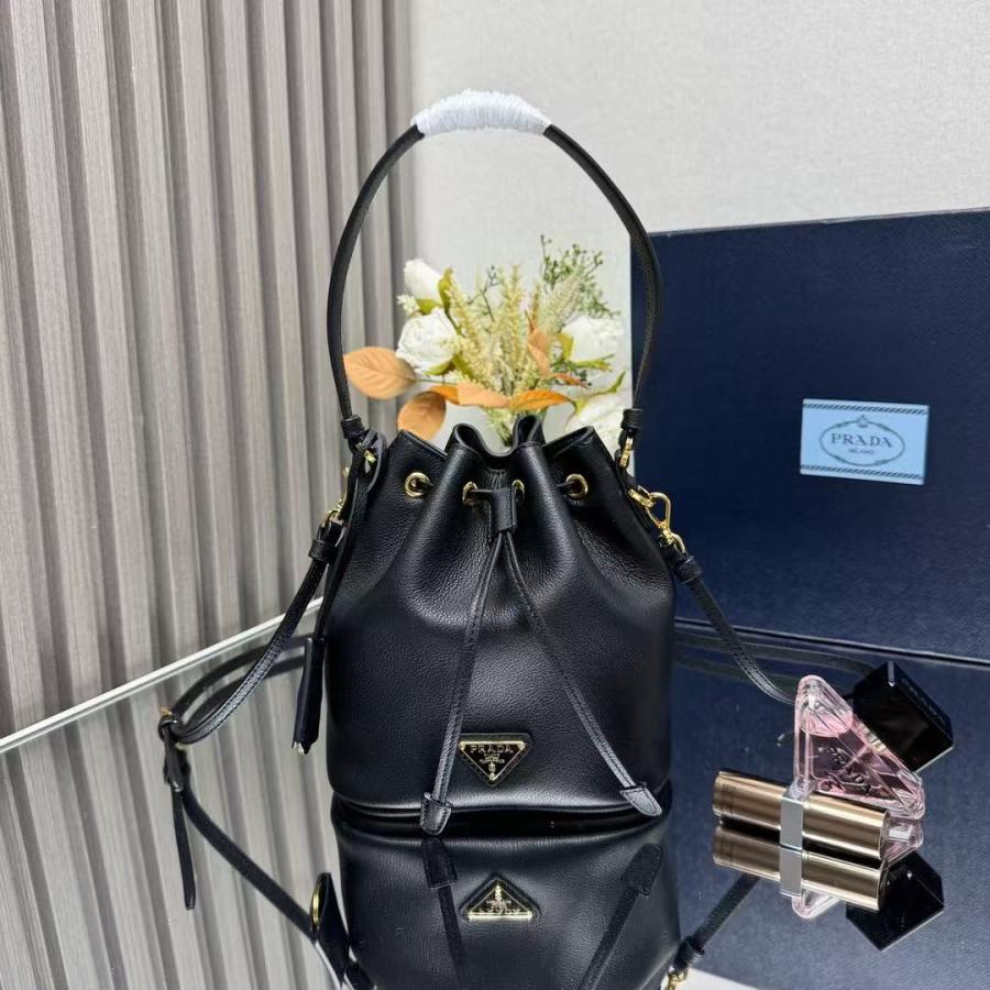 프라다 가죽 버킷백 1BE067