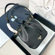 프라다 가죽 버킷백 1BE067