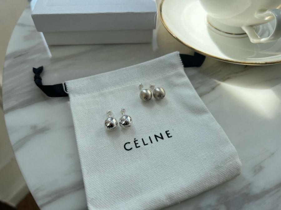 셀린느 볼 귀걸이