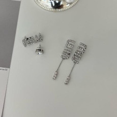 미우미우 크리스탈 큐빅 귀걸이
