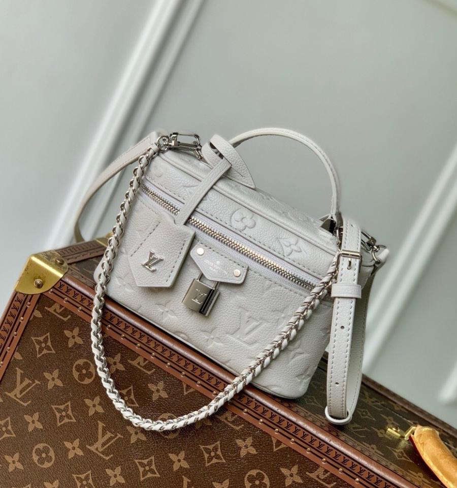 루이비통 M13593 베니티 체인 파우치